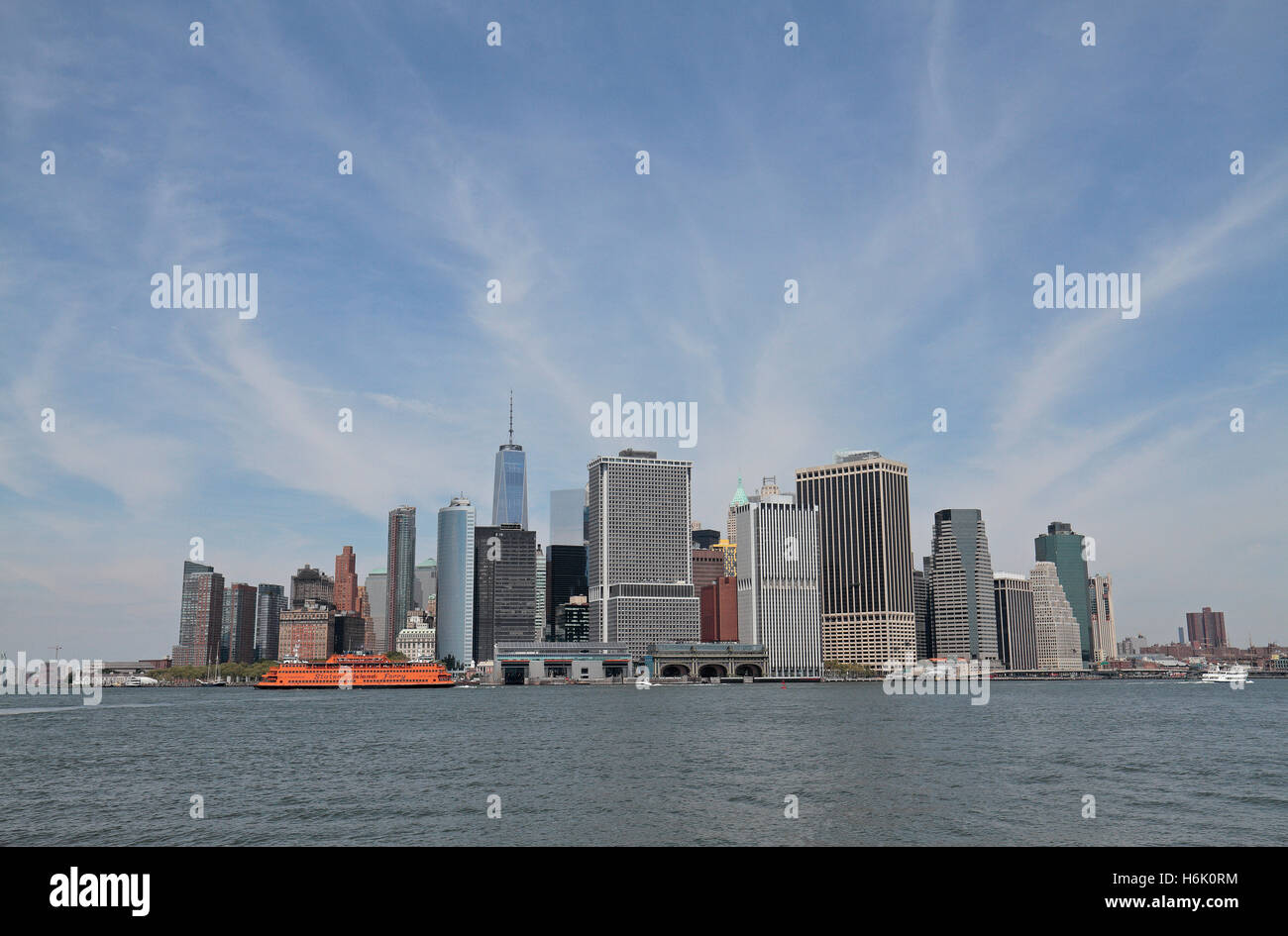 A Staten Island Ferry nella parte anteriore della parte inferiore della skyline di Manhattan. Vista da Governors Island, New York, Stati Uniti. Foto Stock