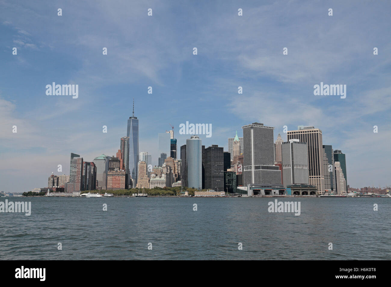 La parte inferiore di Manhattan skyline. Come si vede dalla Governors Island, New York, Stati Uniti. Foto Stock