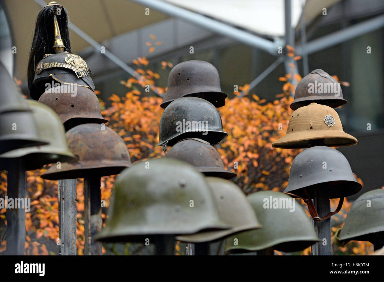 Un pezzo chiamato Lost Soldiers dall'artista Mark Humphrey, che fa parte del primo Remembrance Art Trail degli UK, in associazione con la Royal British Legion e costruito con l'aiuto del corpo dei Royal Engineers, costituito da sette installazioni d'arte a Canary Wharf, Londra. Foto Stock