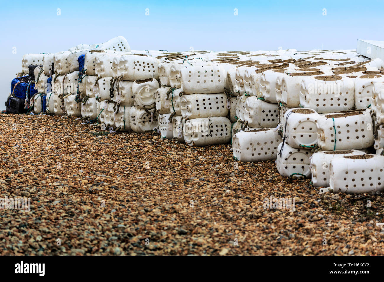 Vecchie pentole di pesca sulla spiaggia Foto Stock