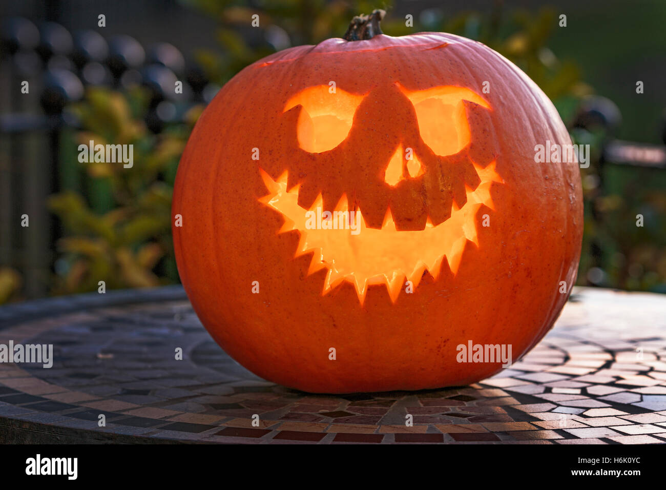 Halloween zucca lanterna con scolpito volto sorridente Foto Stock