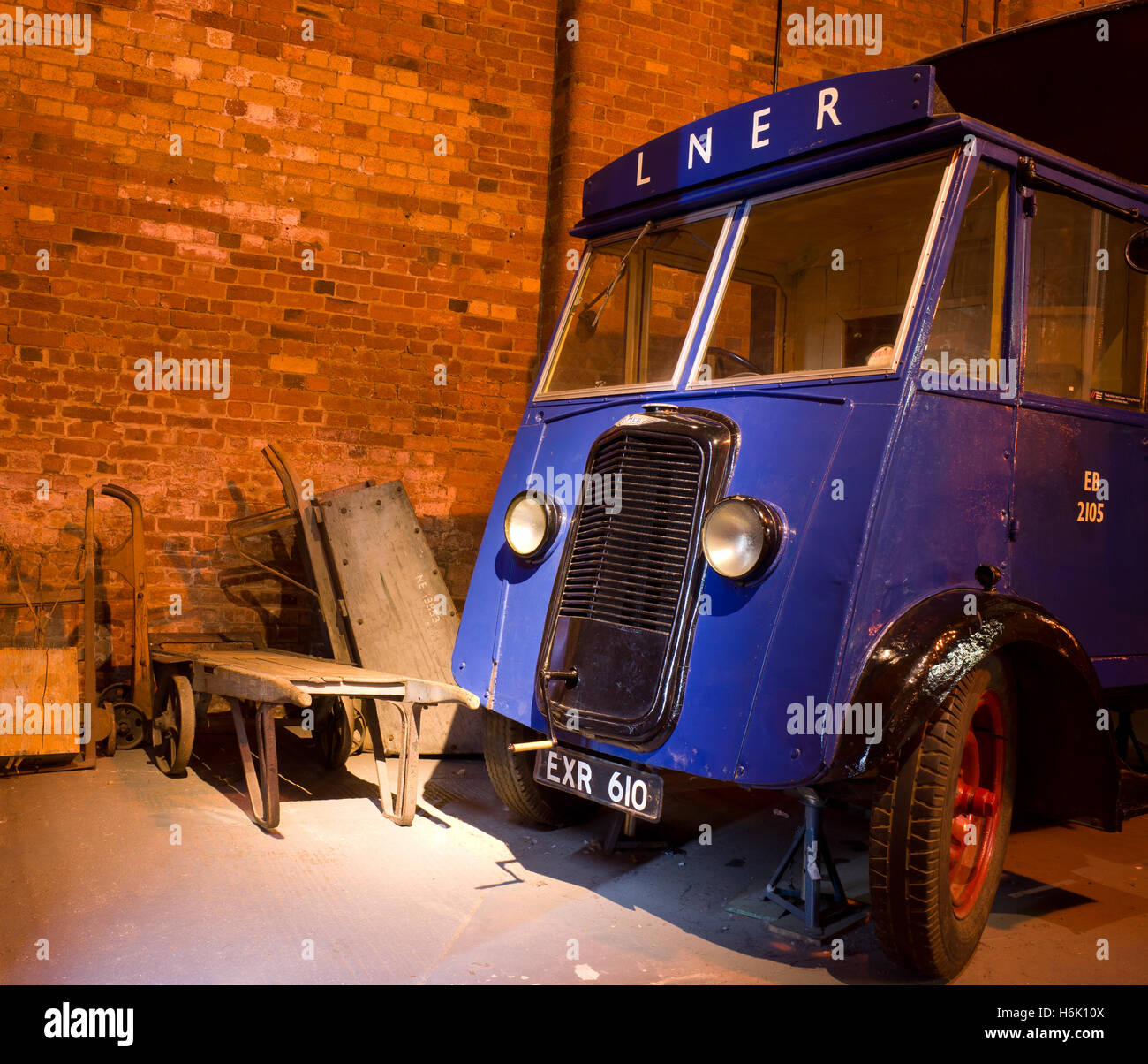 Blue Commer Parcel LNER carrello all'interno della National Railway Museum York Regno Unito Foto Stock