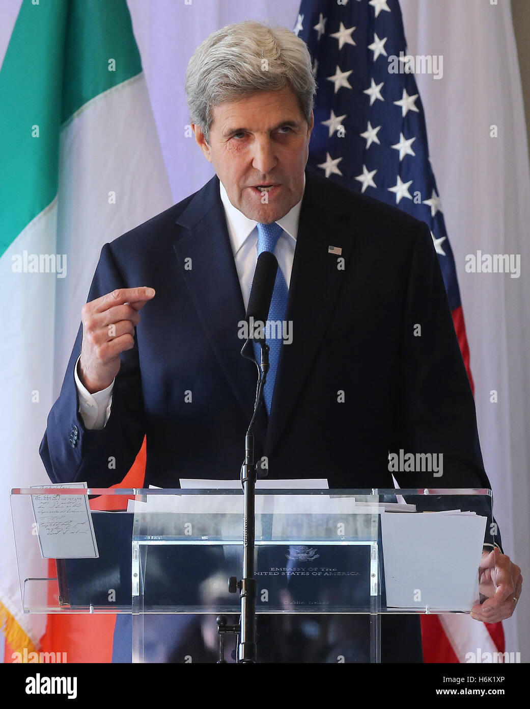 Il Segretario di Stato americano John Kerry parla dopo la ricezione del Tipperary Peace Prize nel corso di una cerimonia presso il Aherlow House hotel a Tipperary, Irlanda. Foto Stock