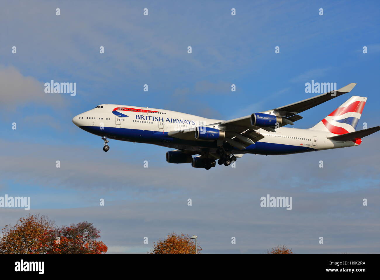 British Airways Boeing 747-400 G-CIVO arrivando all'Aeroporto Heathrow di Londra, Regno Unito Foto Stock