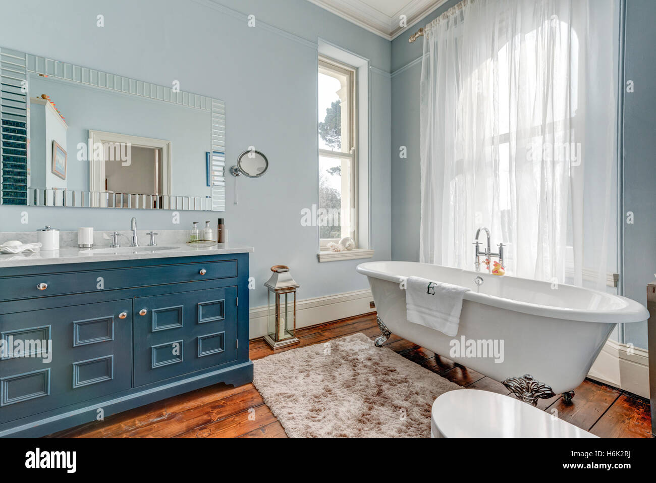 Le stanze da bagno in stile vittoriano con bagno vasca footed e tirare il  filo in ottone igienica tenda doccia asta tende di pizzo wallpaper di  pesche e Foto stock - Alamy