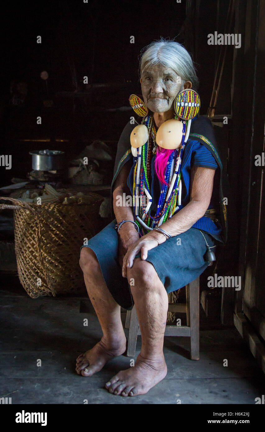 Stato Chin Stato, Myanmar, 10 Novembre 2014: Muun tribù donna nella sua cucina Foto Stock