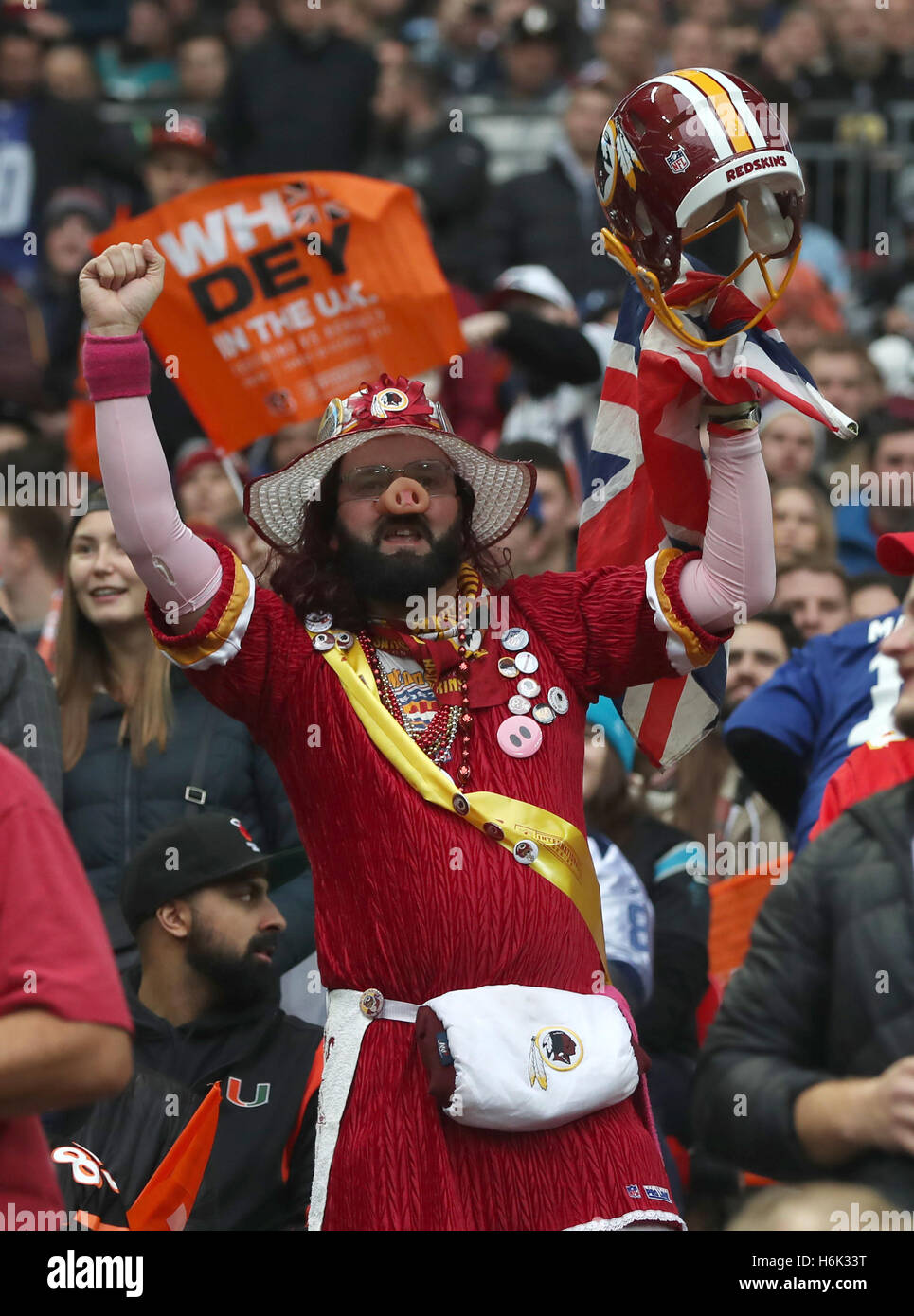 Washington Redskins tifosi durante la NFL serie internazionale corrisponde allo stadio di Wembley, Londra. Foto Stock