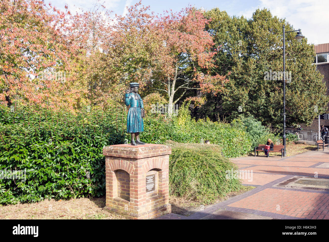 " Il Blue Coat Boy' statua (sito di Blue Coat scuola), Cross Street, Basingstoke, Hampshire, Inghilterra, Regno Unito Foto Stock