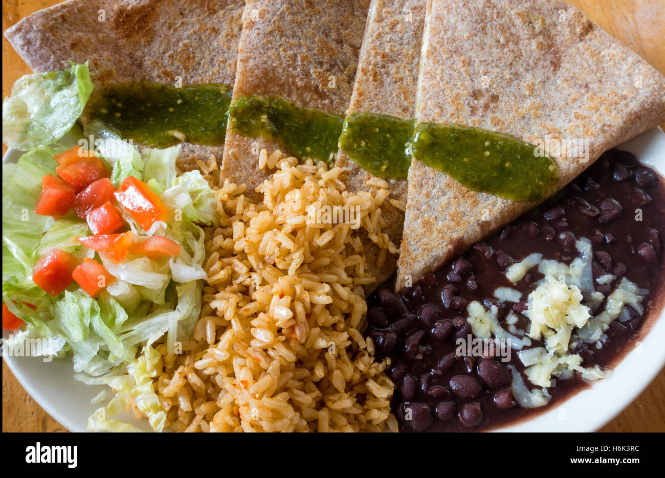 Quesadillas messicana con i fagioli neri, riso e insalata mista Foto Stock
