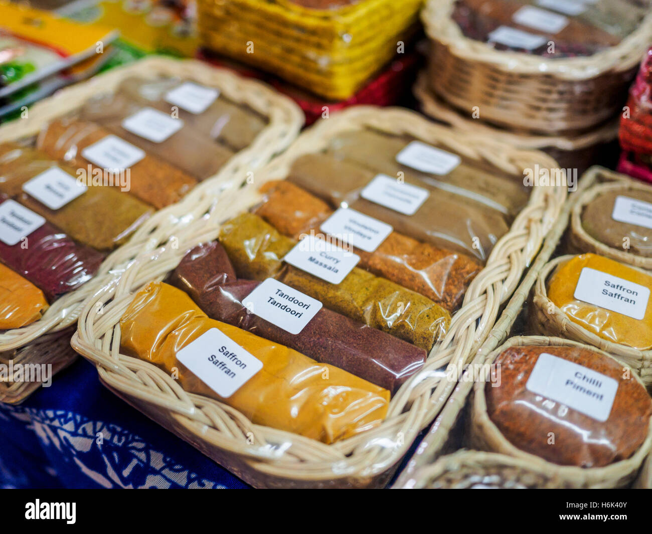 Varietà di pacchetti di spezie in vendita nei cesti confezionati in Mercato  Centrale, Port Luis, Mauritius, Africa Foto stock - Alamy