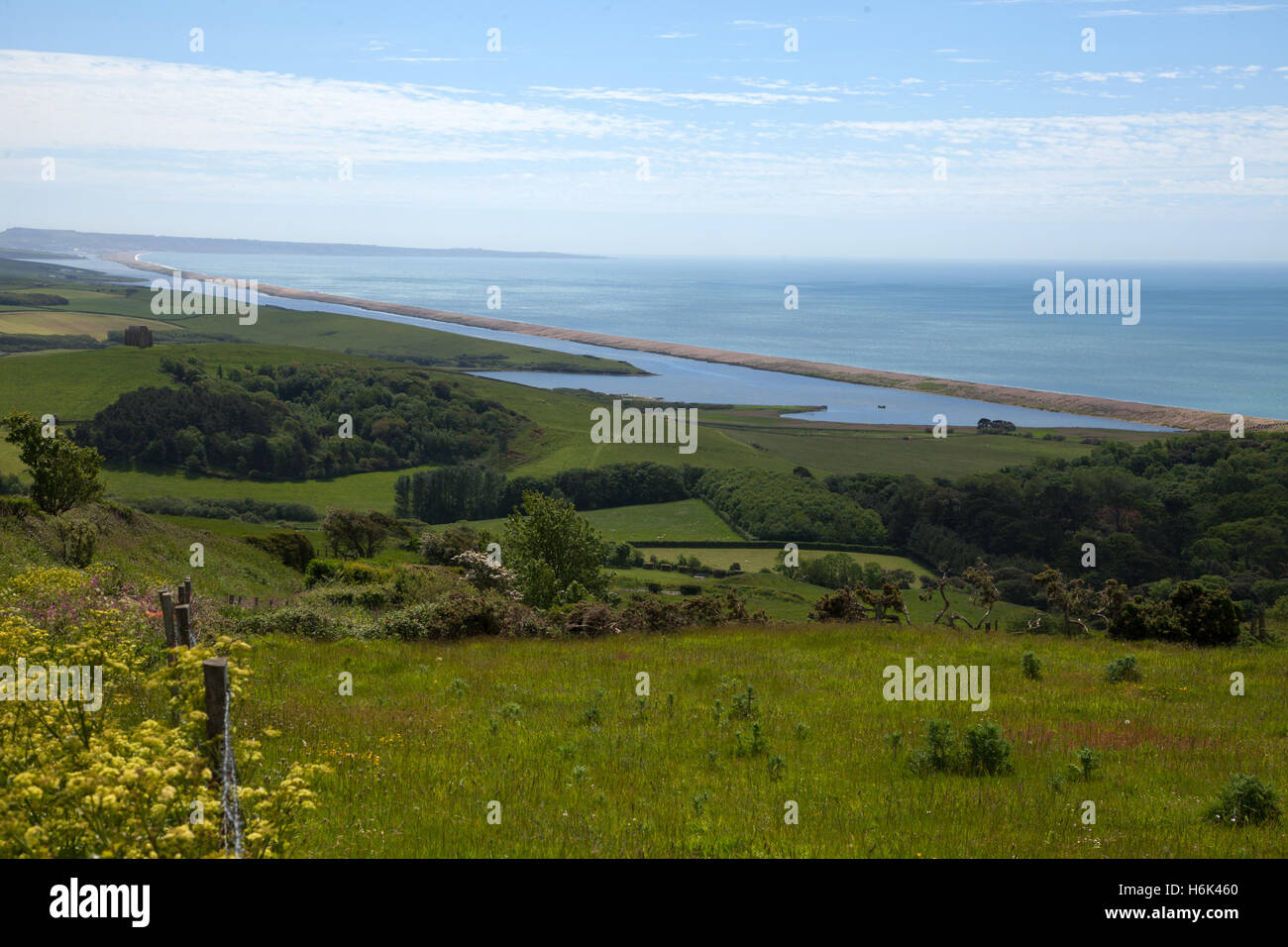 Vista guardando su Chesil Beach, dalla campagna di Dorset verso Weymouth. La spiaggia è un sito Patrimonio Mondiale Foto Stock