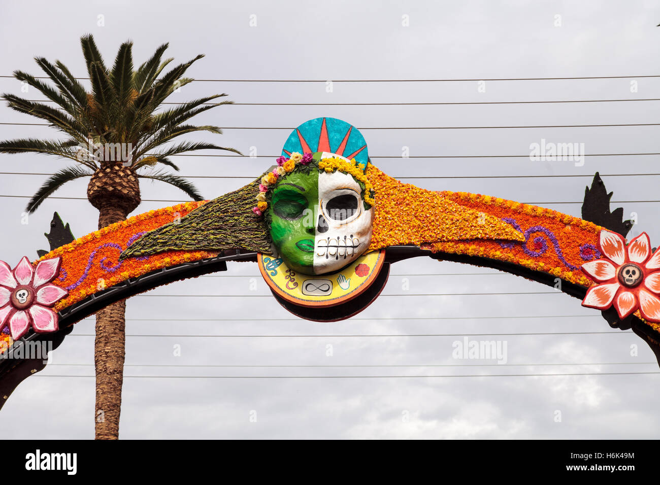 Fiore e lo scheletro di ingresso ad arco a Dia de los Muertos, il giorno dei morti, a Los Angeles a Hollywood Forever Cemetery polv Foto Stock