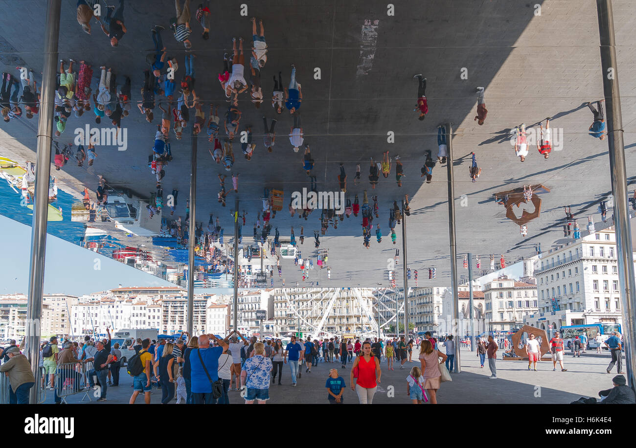 Marseille, Francia - 25 Settembre 2016: persone all'entrata del vecchio porto stazione della metropolitana Foto Stock