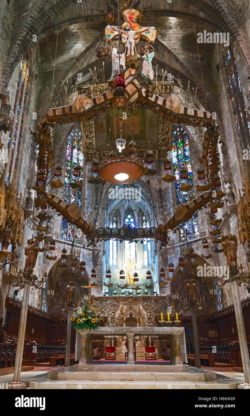 Palma de Mallorca, Spagna - 27 settembre 20016: la tettoia disegnate da Gaudi,sopra l'altare della Cattedrale Foto Stock