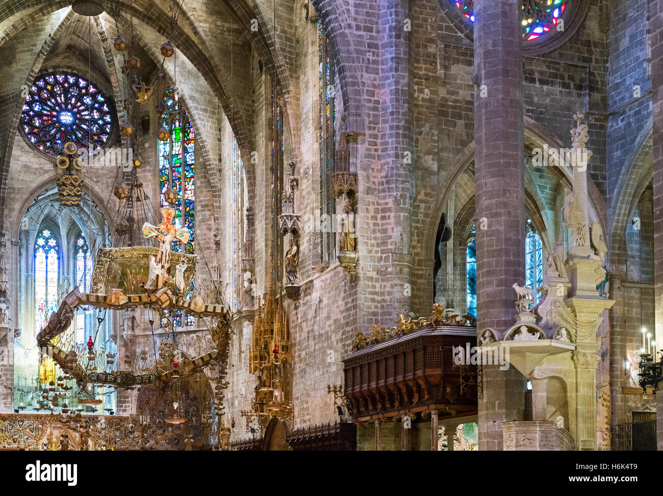 Palma de Mallorca, Spagna - 27 settembre 20016: la navata centrale del Duomo con la tettoia disegnate da Gaudi. Foto Stock