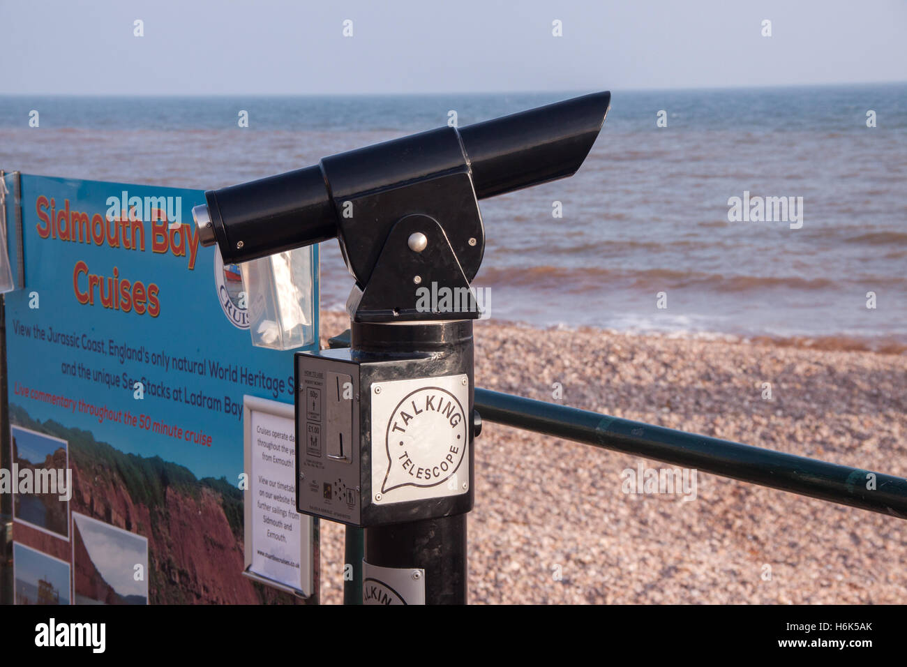 Un telescopio parlante sul lungomare a Sidmouth, nel Devon. Esso fornisce un segnale acustico di interpretazione della vista. Foto Stock