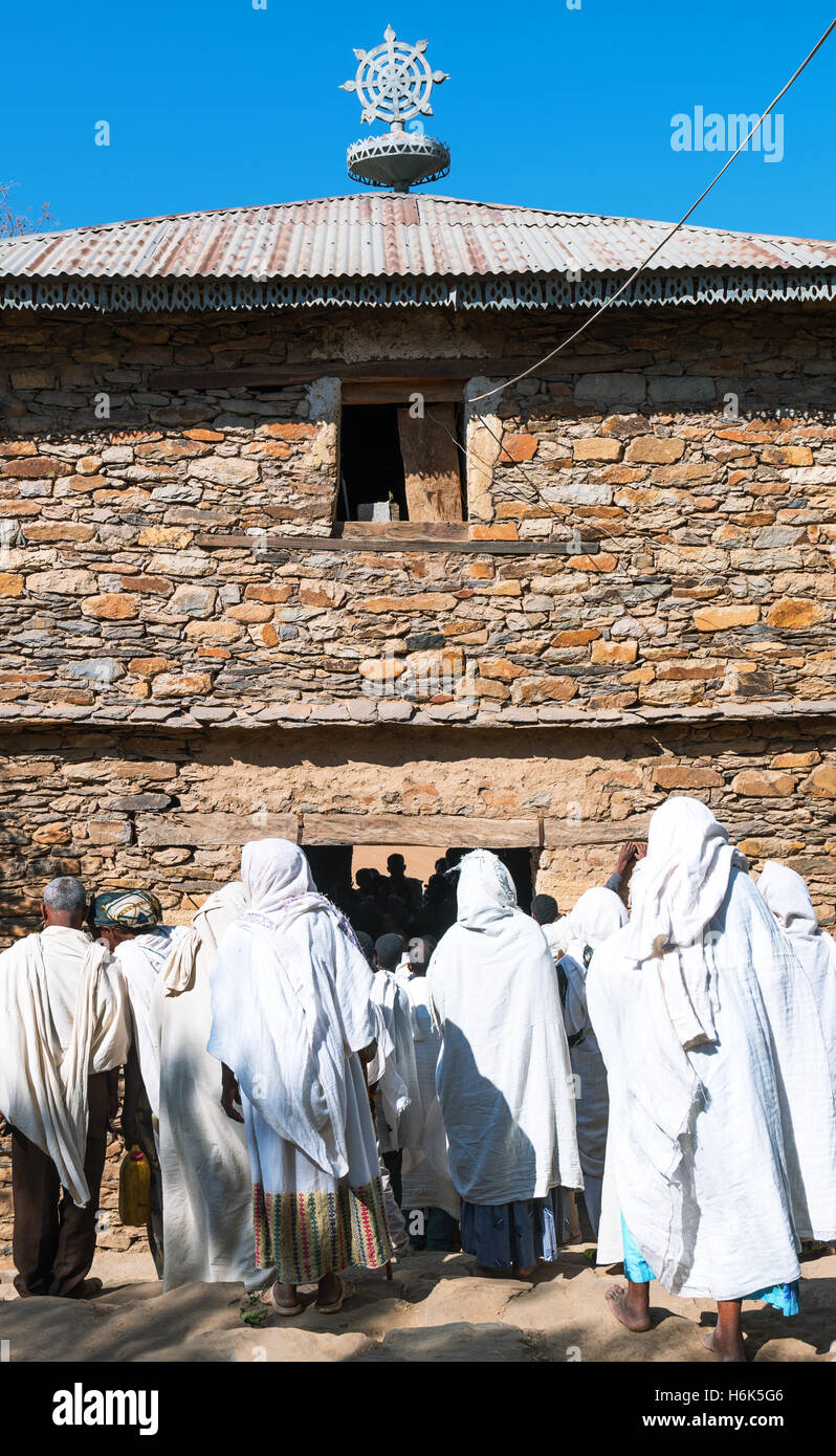 Yeha, Etiopia - gennaio 21 , 2016: Locale di Fedeli e sacerdoti celebra il Timkat (Epifania) fest nel Tempio della Luna Foto Stock