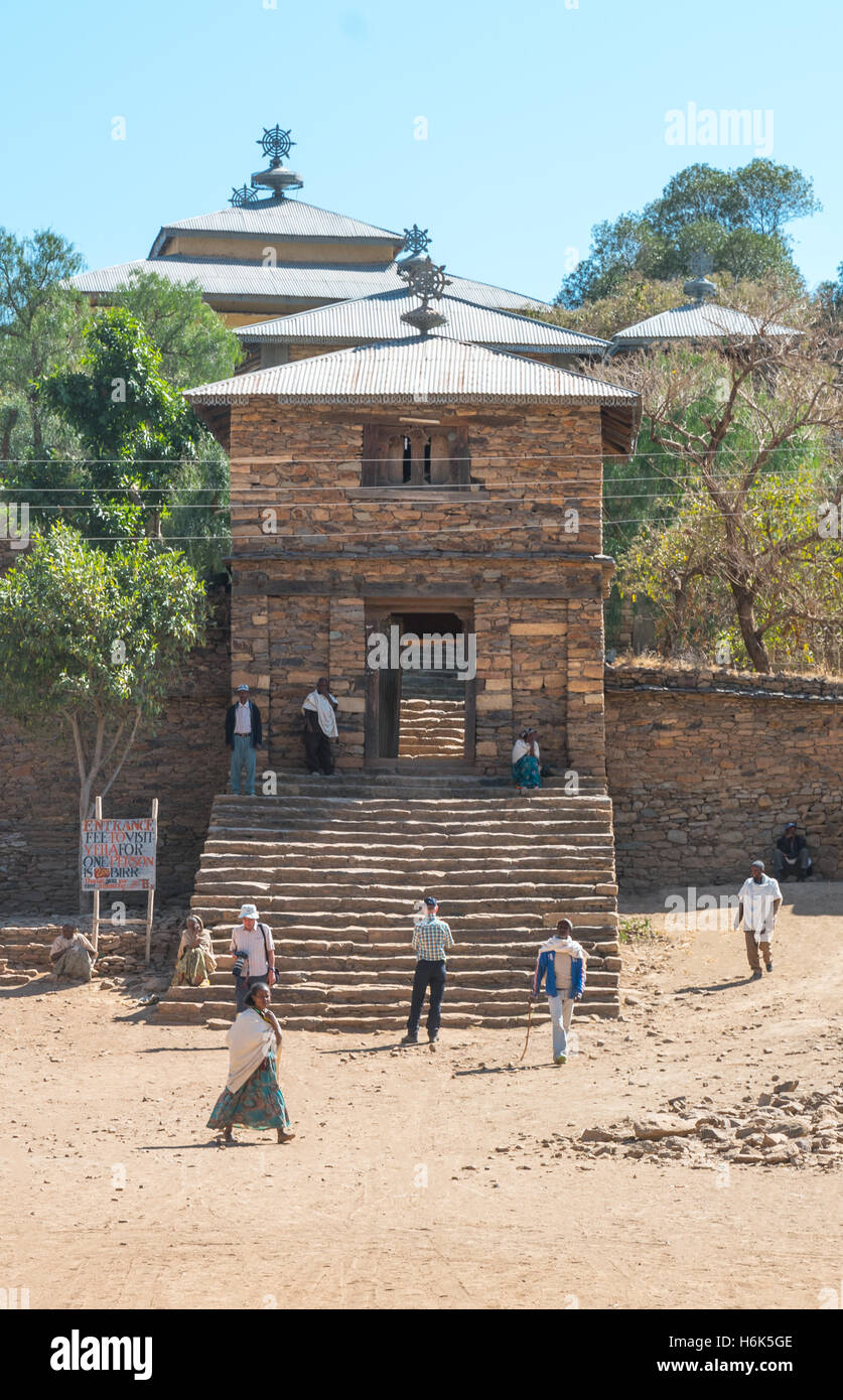 Yeha, Etiopia - gennaio 21 , 2016: Locale di fedeli e turisti all'ingresso del Tempio della Luna Foto Stock