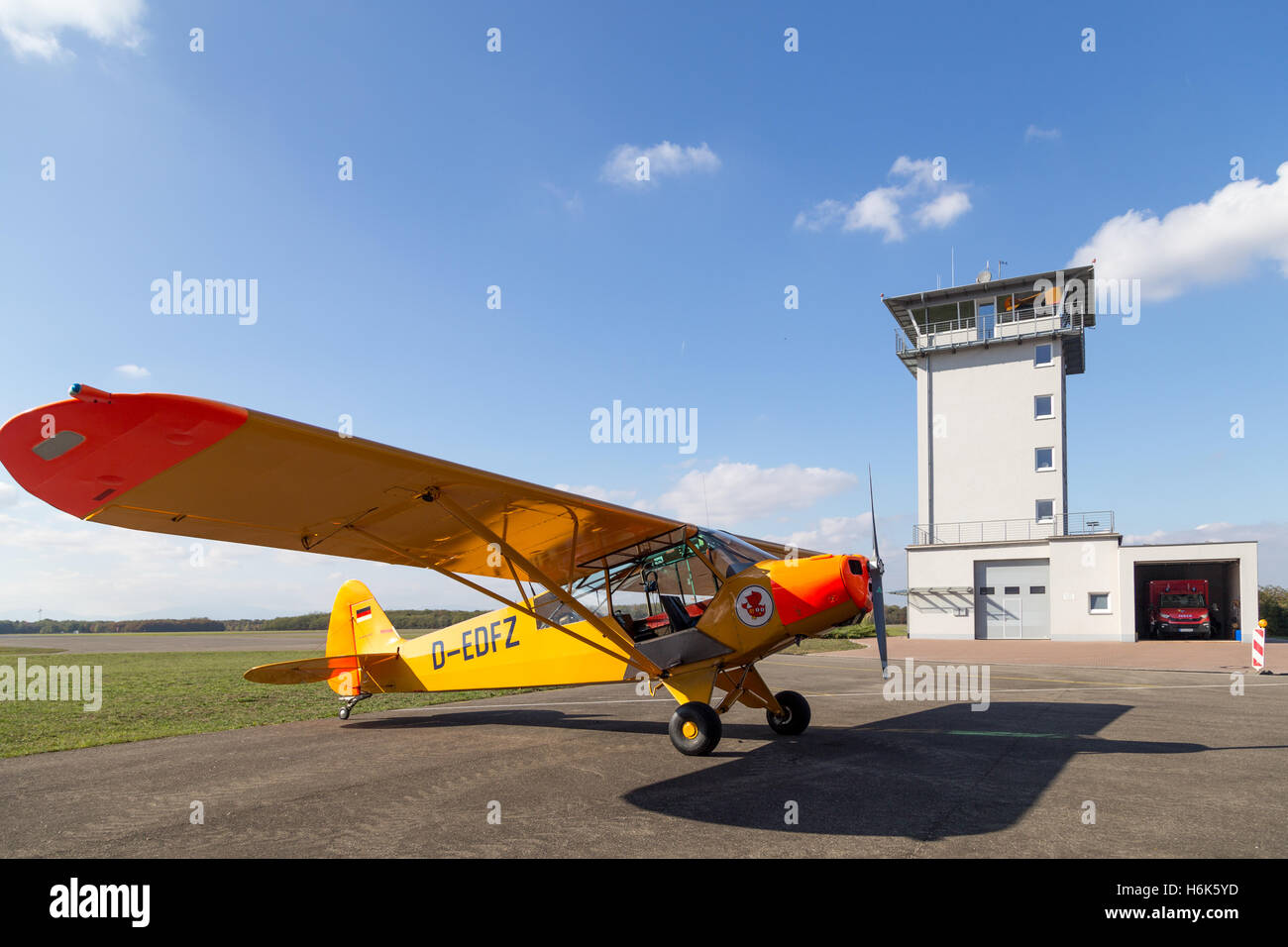 Bremgarten, Germania - 22 Ottobre 2016: un classico giallo Piper Cub aeromobili parcheggiati in aeroporto Foto Stock