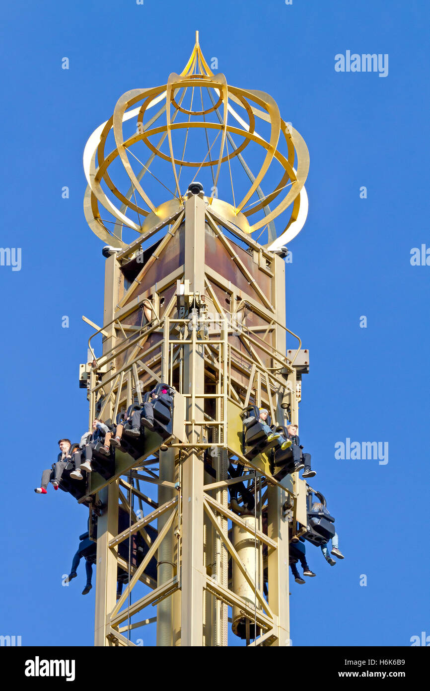 La parte superiore della torre Dorata, Det Gyldne Tårn, a 63 m di altezza di caduta della torre, persone in attesa di caduta libera. I Giardini di Tivoli, Copenaghen. Halloween stagione. Foto Stock