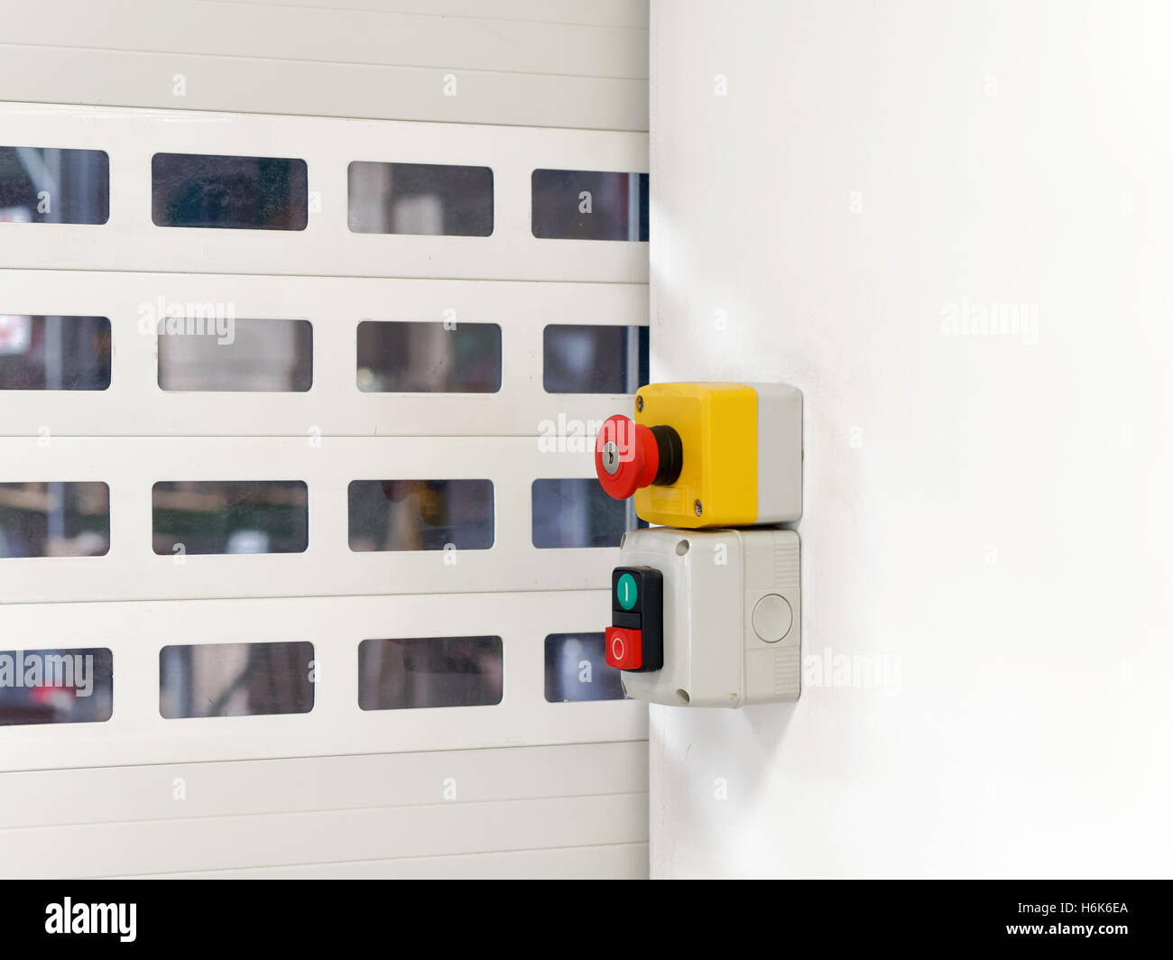 Porta di fisarmonica, interruttore e pulsante di arresto di emergenza sono visibili Foto Stock
