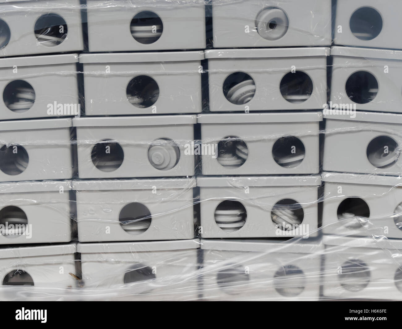 Plastica scatola di distribuzione elettrica, bulk, imballati in fogli Foto Stock