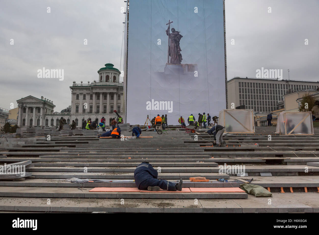 Assemblaggio del 16-metro-alta monumento al St.principe Vladimiro in Borovitskaya Square a Mosca, Russia Foto Stock