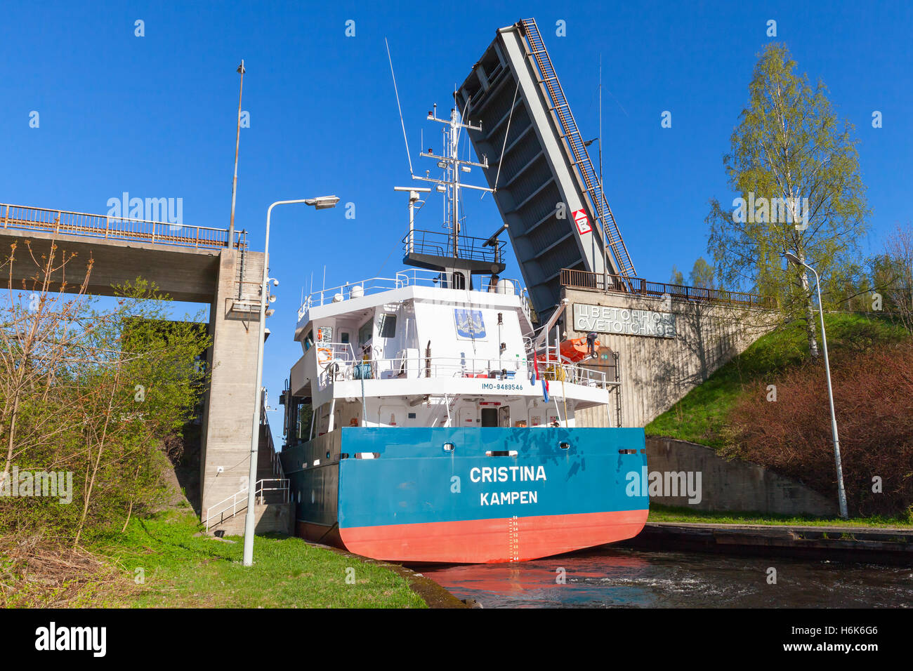 Tsvetochnoye, Russia - 16 Maggio 2015: nave da carico arriva al gateway stretta della serratura sul Saimaa Canal, trasporto cana Foto Stock