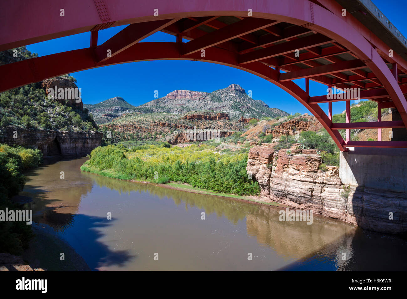 Carrizo, Arizona - il sale fiume che scorre attraverso il sale River Canyon al di sotto della US Highway 60 bridge. Il canyon divide la S Foto Stock