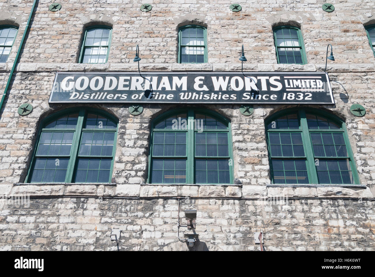 Un cartello Gooderham and Worts su uno degli edifici storici nel quartiere storico e recentemente rinnovato della distilleria, dello shopping e del turismo di Toronto. Foto Stock