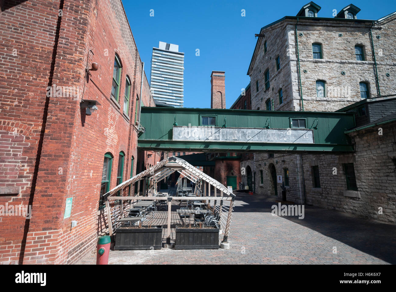 Storici e moderni edifici che coesistono in distilleria, una destinazione turistica e residenziale nel centro di Toronto in Canada Foto Stock