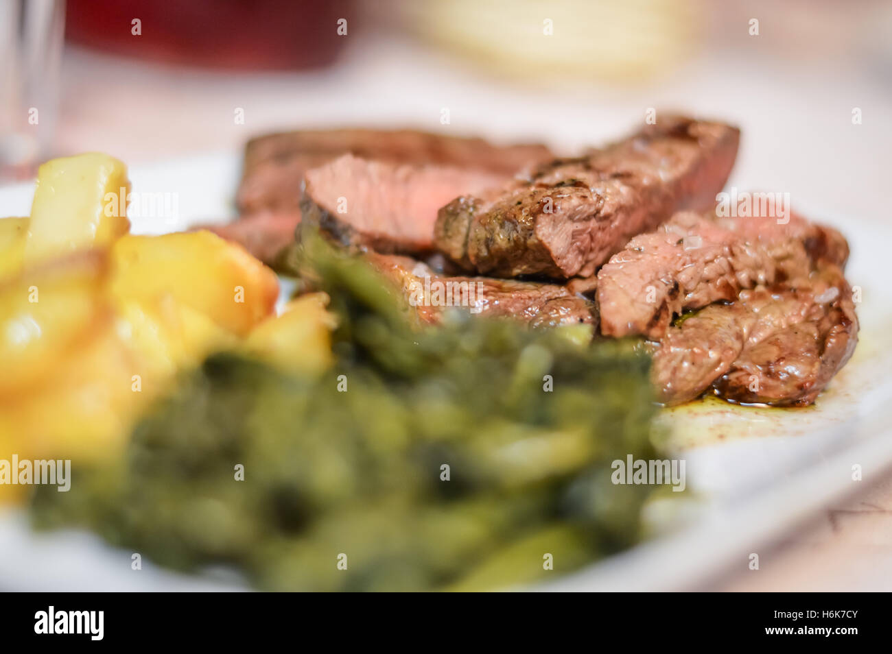 Fette di manzo Angus Streak con spinaci e patate close up Foto Stock