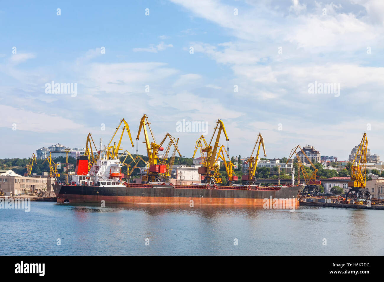 Sollevamento gru da carico e per la nave nel porto di mare di Odessa, Mar Nero, Ucraina Foto Stock