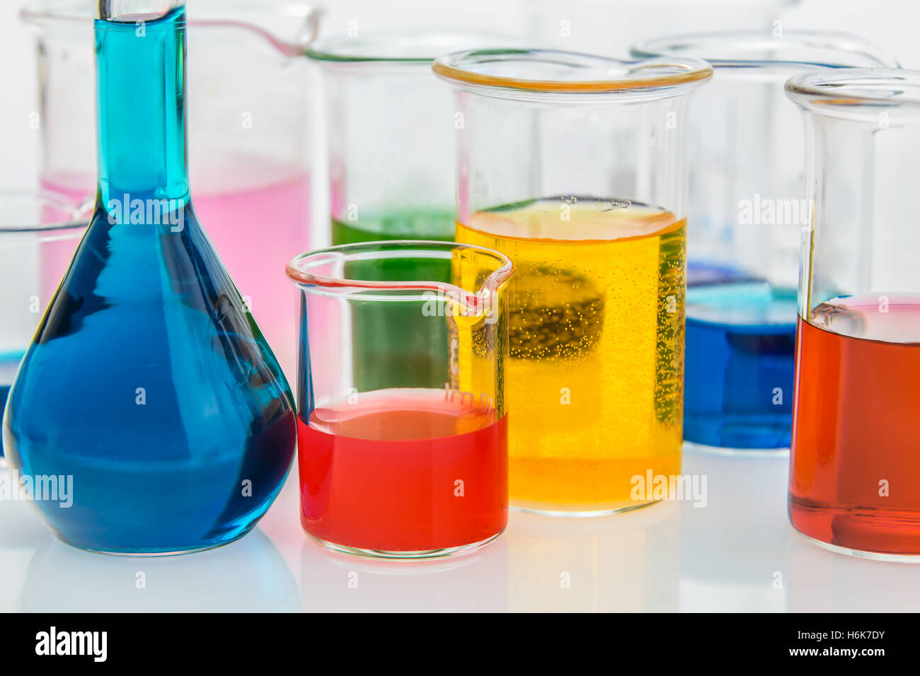 Diversi bicchieri con diversi tipi di indicatori di acidi e basi, quattro colori di indicatori in vari solusions Foto Stock