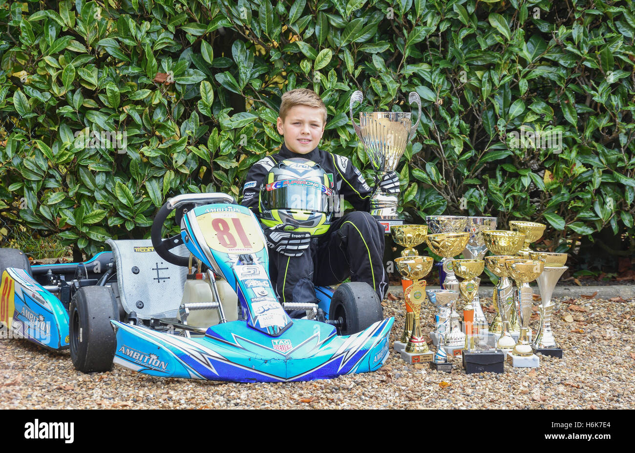 Ragazzo giovane kart racer con trofei racing, Staines-upon-Thames, Surrey, England, Regno KingdomStaines-upon-Thames, Surrey, Engl Foto Stock