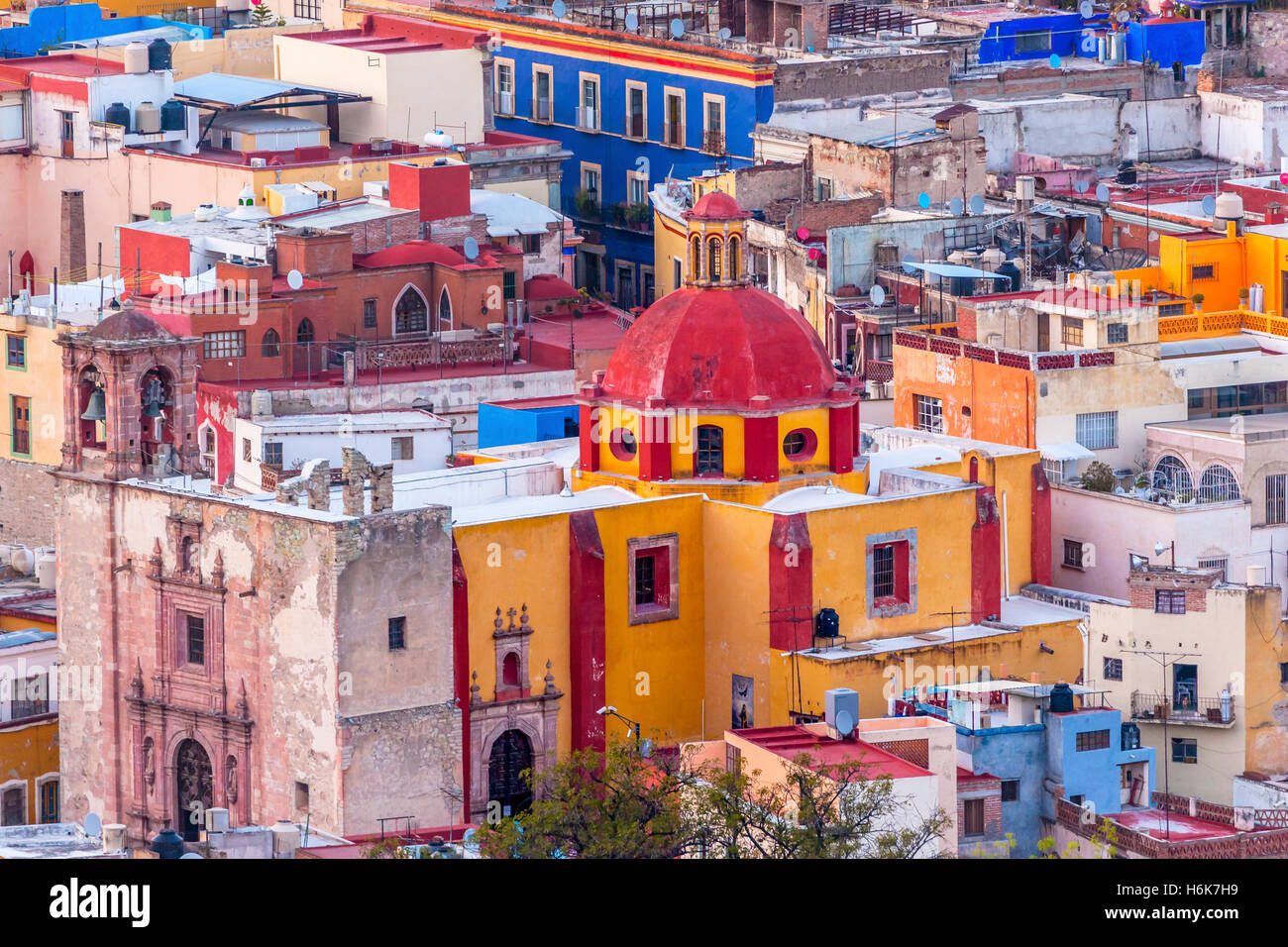 Case colorate Iglesia de San Roque San Roque Chiesa Guanajuato, Messico Foto Stock