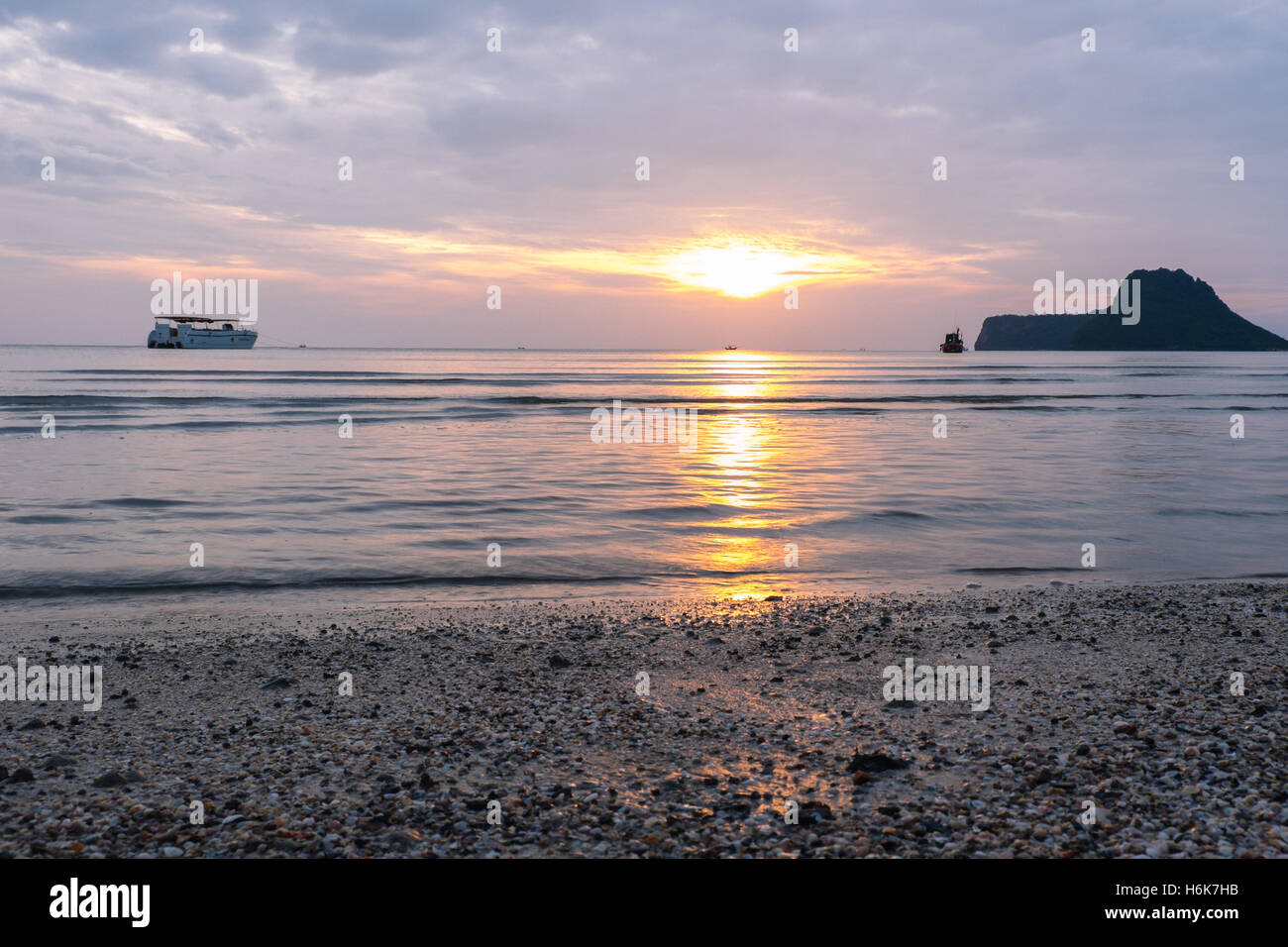 Baia di Prachuap la spiaggia tropicale di Prachuap Khiri Khan provincia Meridionale della Thailandia. Foto Stock