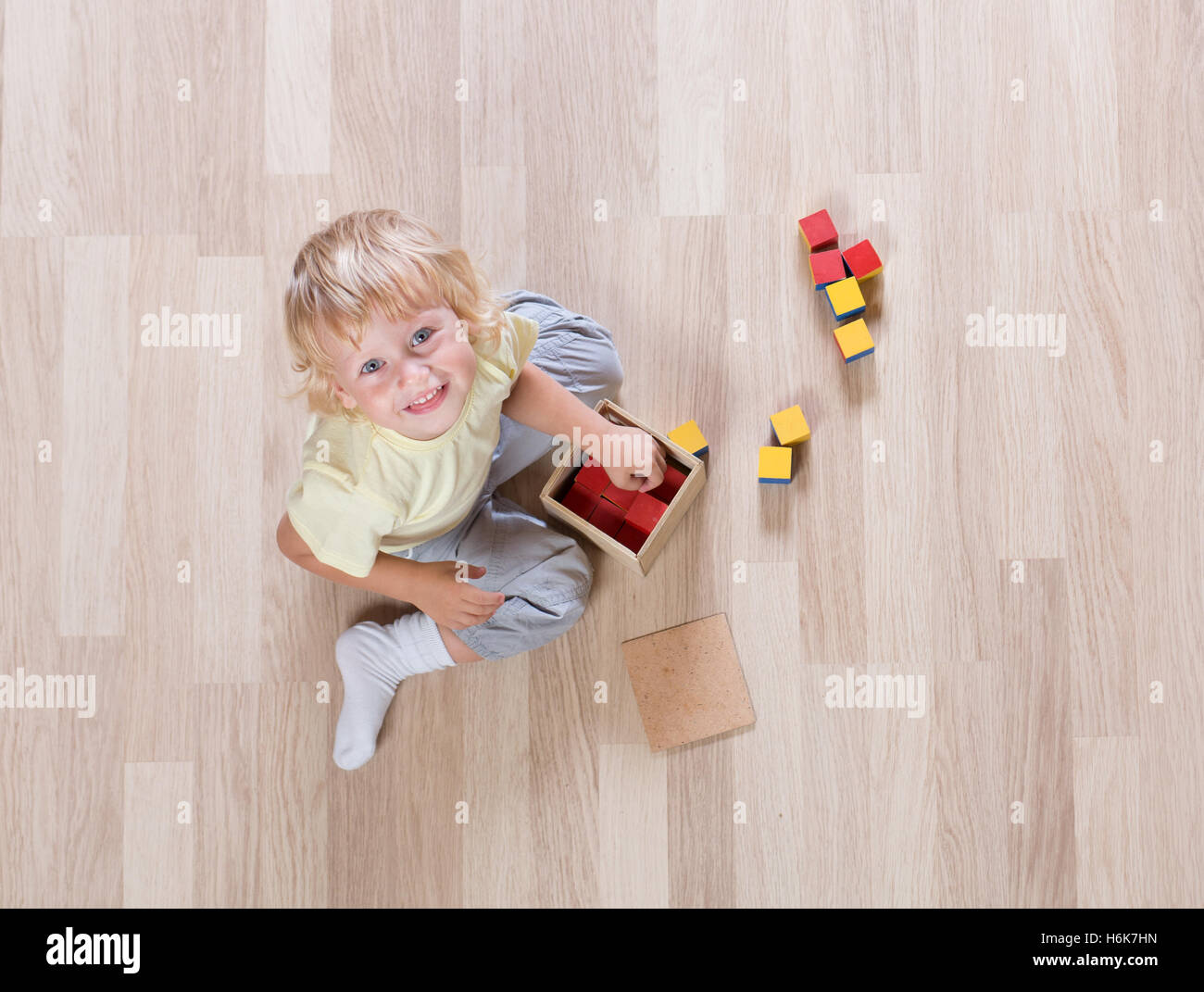 Kid giocando con i giocattoli sul piano vista superiore Foto Stock