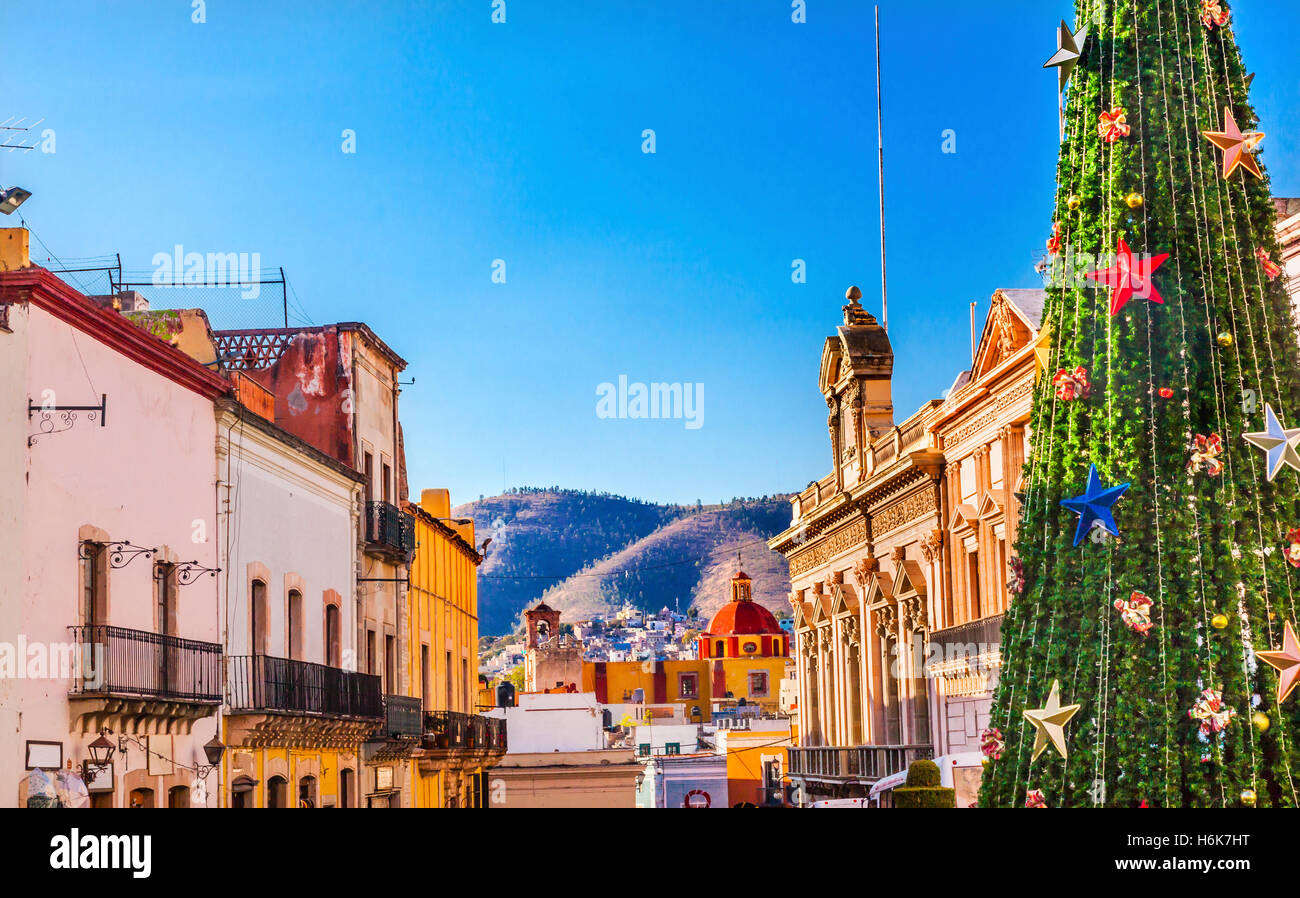 Strada colorato con decorazioni di Natale e albero San Roque Chiesa Guanajuato, Messico. Il governo messicano edificio Foto Stock