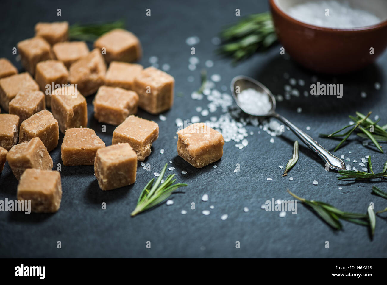 Tutto il burro fudge su ardesia scura, dolce tradizionale Foto Stock