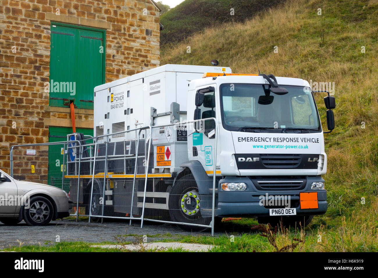 Veicolo di emergenza montato su camion di un generatore di potenza elettrica collegato alla alimentazione di un piccolo impianto di depurazione delle acque reflue. Foto Stock