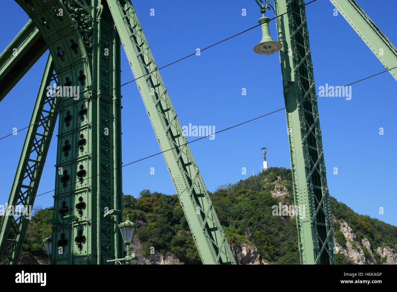 Ponte della Libertà (Szabadsag hid), attraversando il fiume Danubio con il monumento Liberty sulla collina in background, Budapest, Ungheria Foto Stock