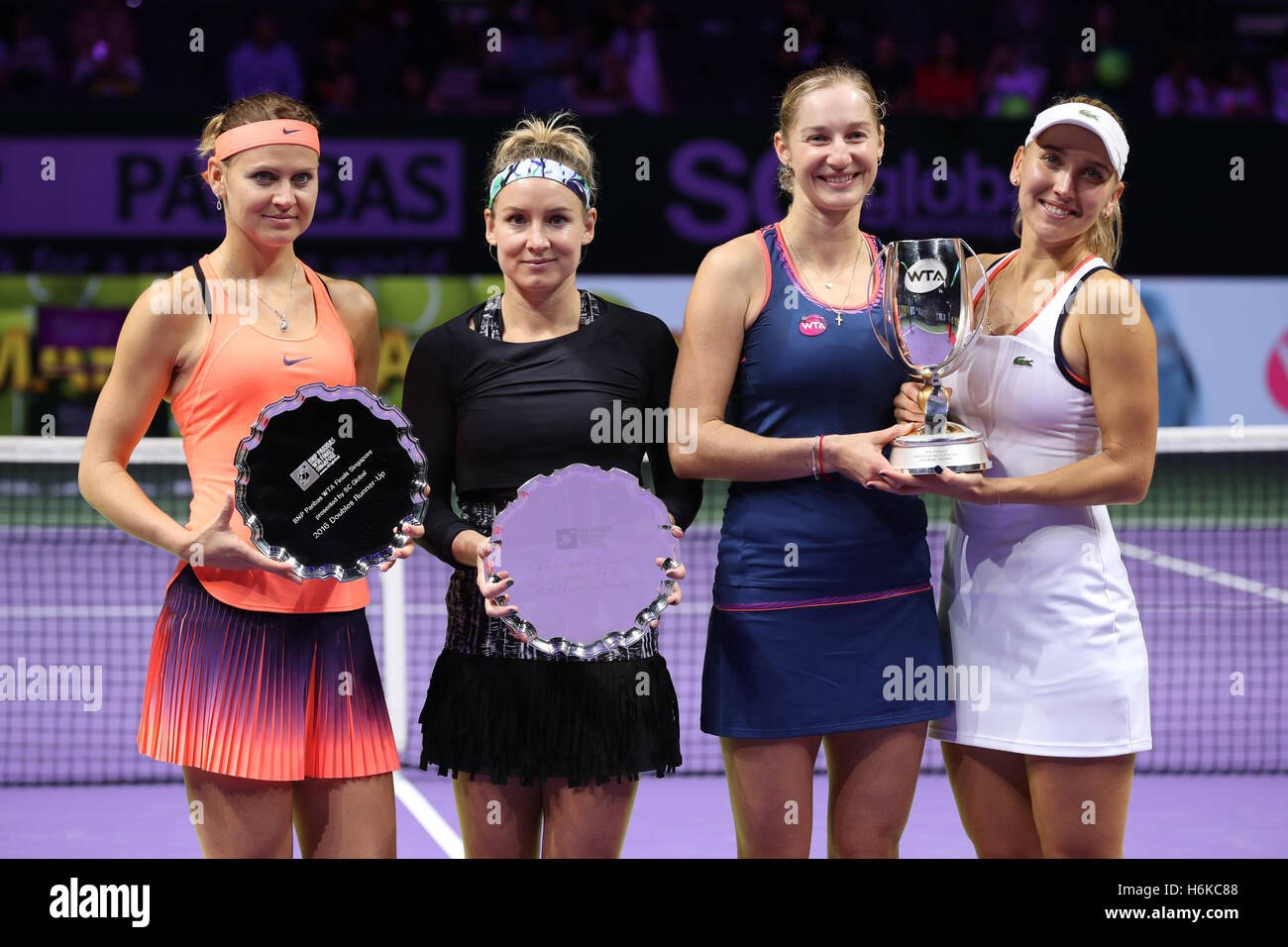 Singapore indoor stadium, Singapore. Il 30 ottobre, 2016. BNP Paribas WTA finals Women Tennis Association .giocatori russa Ekaterina Makarova e Elena Vesnina con il giocatore americano Mattek-Sands Bethanie e lettore Ceca Lucie SAFAROVA con loro trophees dopo la doppia finale di credito: Yan Lerval/Alamy Live News Foto Stock