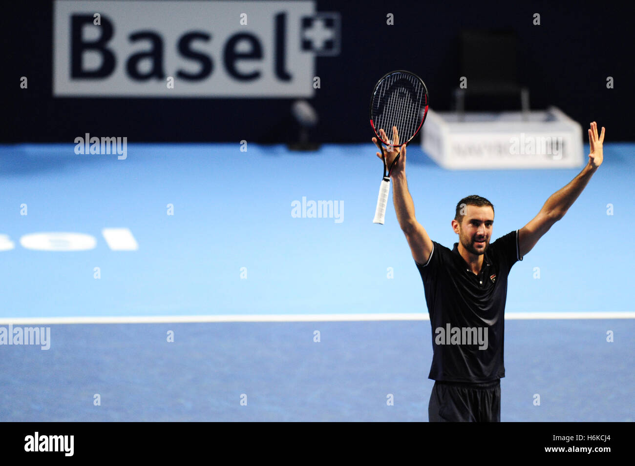 Singapore. 30 ott 2016. Marin CILIC (CRO) cheers dopo aver vinto la finale di Swiss interni a St. Jakobshalle a Basilea in Svizzera il 30 ottobre 2016. Credito: Miroslav Dakov/Alamy Live News Foto Stock