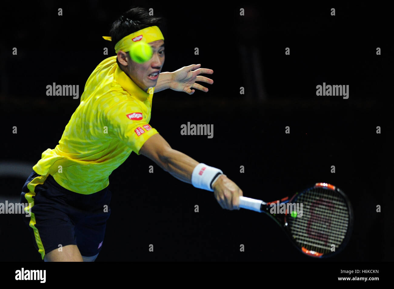 Singapore. 30 ott 2016. Kei Nishikori (JPN) durante la finale di Swiss interni a St. Jakobshalle a Basilea in Svizzera il 30 ottobre 2016. Credito: Miroslav Dakov/Alamy Live News Foto Stock