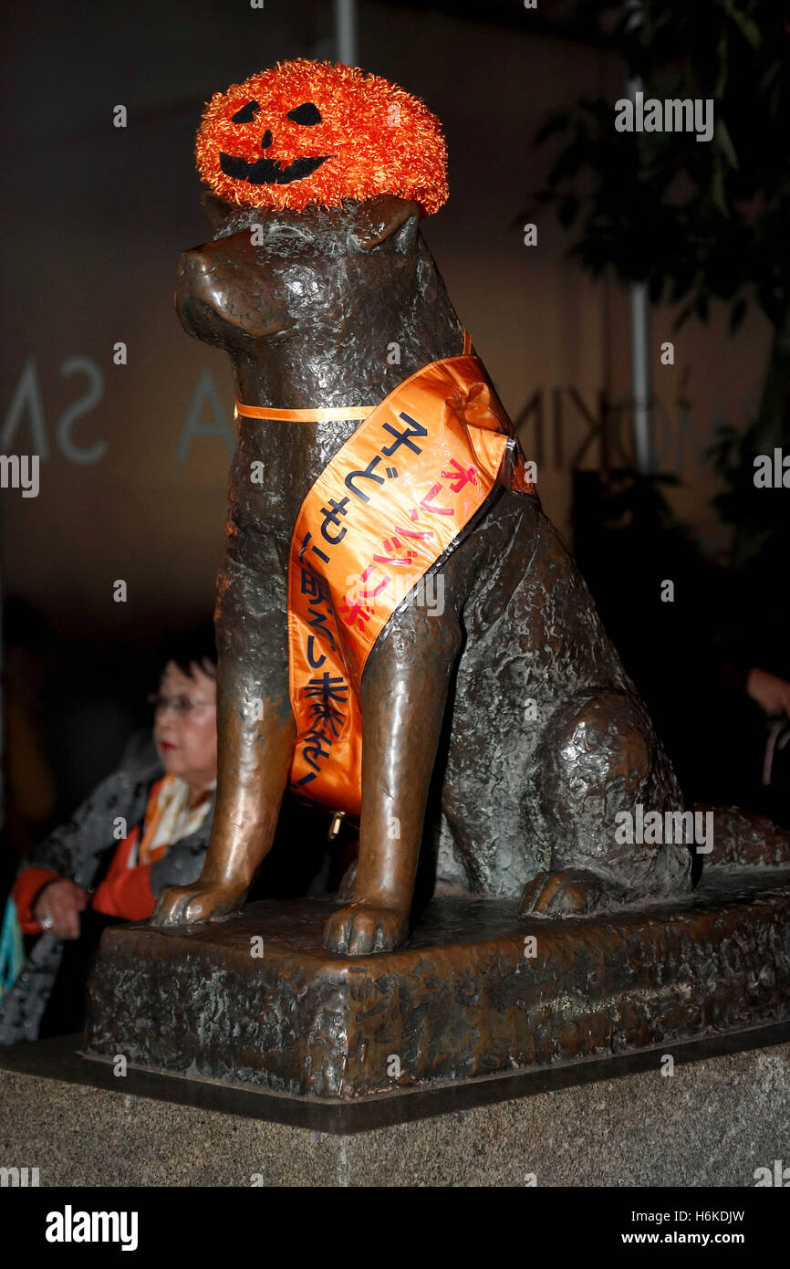 Hachiko statua di un famoso royal cane vestito per la festa di Halloween in Shibuya il 30 ottobre 2016, Tokyo, Giappone. Ogni anno migliaia e migliaia di giovani giapponesi si riuniscono in Shibuya e Roppongi per Halloween. Vi è stata una forte presenza di polizia il controllo accesso pedonale a Shibuya il famoso incrocio scramble per evitare il rischio di incidenti stradali e altri incidenti. © Rodrigo Reyes Marin/AFLO/Alamy Live News Foto Stock