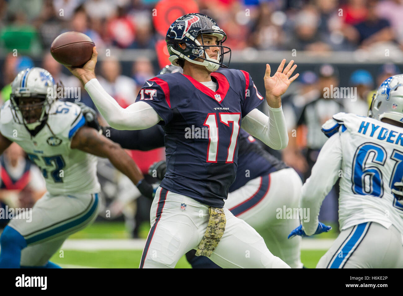 Houston, Texas, Stati Uniti d'America. 30 ott 2016. Houston Texans quarterback Brock Osweiler (17) passa durante il secondo trimestre di un gioco di NFL tra Houston Texans e il Detroit Lions a NRG Stadium di Houston, TX su Ottobre 30th, 2016. © Trask Smith/ZUMA filo/Alamy Live News Foto Stock