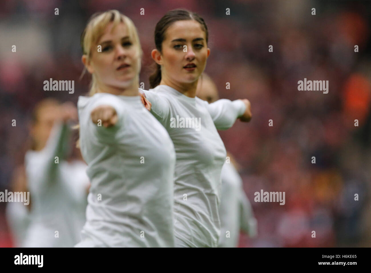 30.10.2016. Lo stadio di Wembley a Londra, Inghilterra. NFL International Series. Cincinnati Bengals contro Washington Redskins. Gli artisti interpreti o esecutori durante il pre-gioco di intrattenimento. Foto Stock