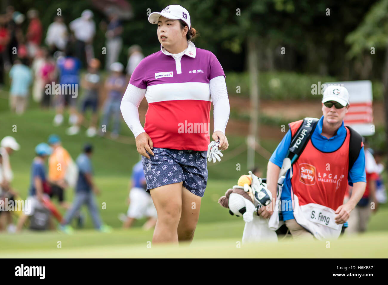 Kuala Lumpur, Malesia. 30 ott 2016. Il vincitore del 2016 LPGA Malaysia Campionato è della Cina di Shanshan Feng. Feng rendendo il suo modo al verde. Credito: Danny Chan/Alamy Live News. Foto Stock