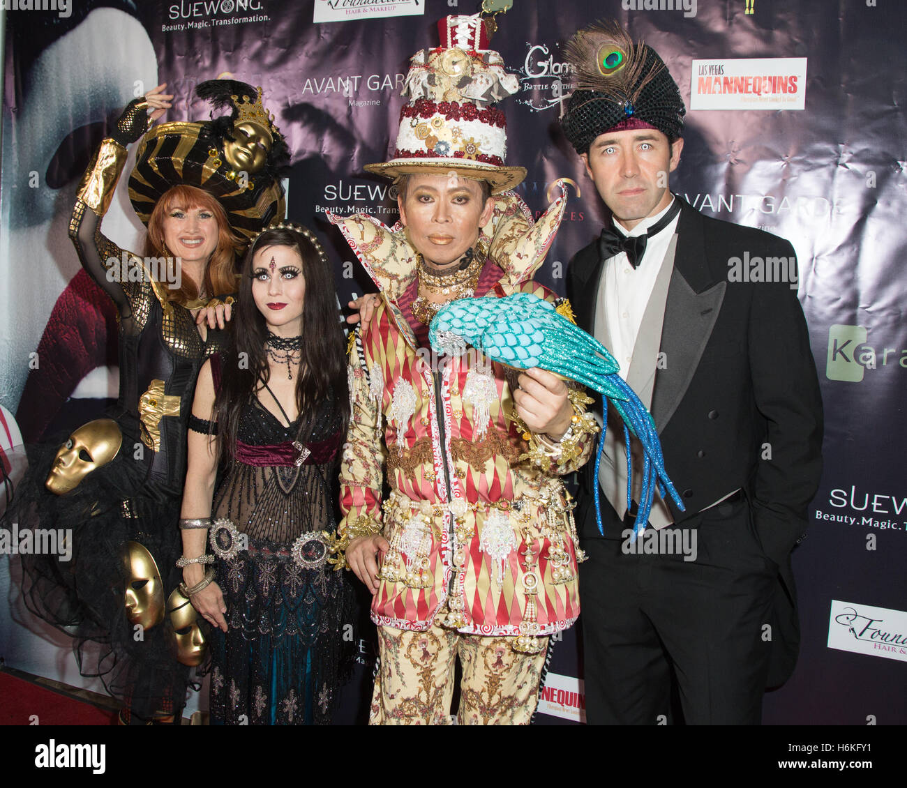 Los Angeles, California, USA. 29 ottobre, 2016. fashion designer bobby amore del luogo felice studio di design e modelli frequentare avant garde rivista della seconda annua masquerade ball 2016 tenutosi presso il maestoso centro di Los Angeles in Los Angeles, California, USA. @ Sheri determan / alamy live news Foto Stock